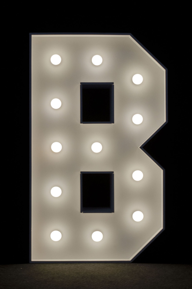 brandekor_stojace_litery_cyfry_swiecace_zarowki_LED_B_4955_2000px