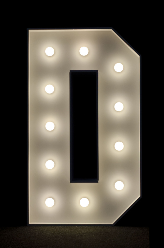 brandekor_stojace_litery_cyfry_swiecace_zarowki_LED_D_4951_2000px