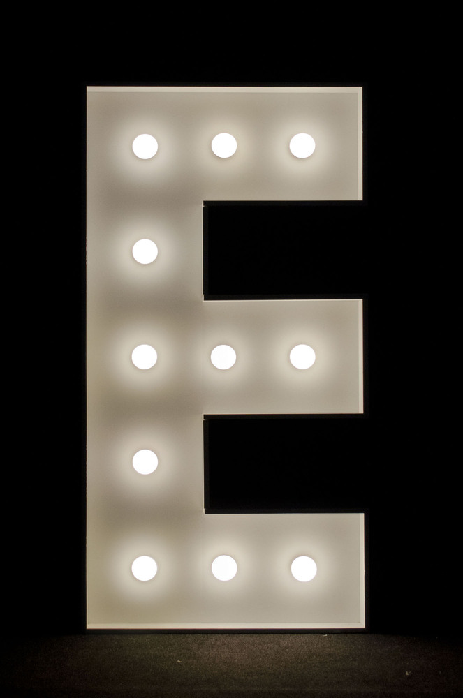 brandekor_stojace_litery_cyfry_swiecace_zarowki_LED_E_5051_2000px — kopia