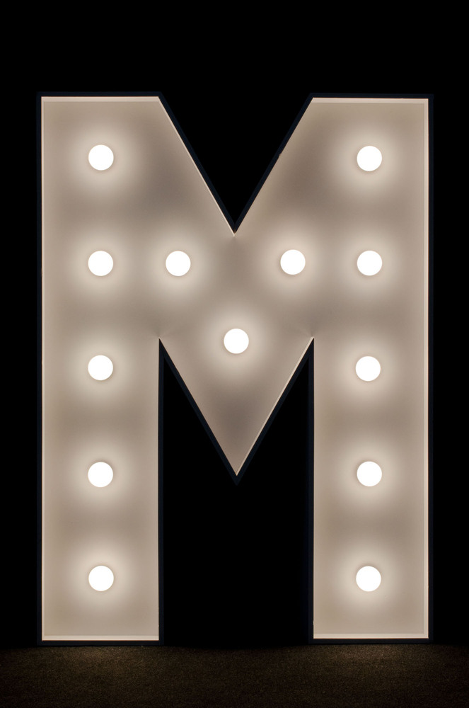 brandekor_stojace_litery_cyfry_swiecace_zarowki_LED_M_4944_2000px — kopia