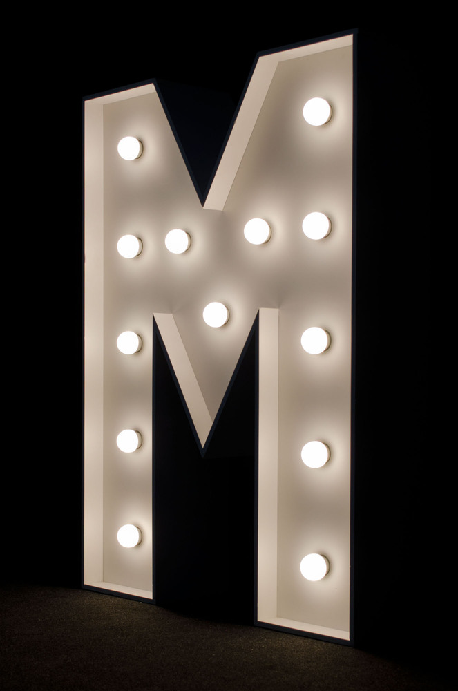 brandekor_stojace_litery_cyfry_swiecace_zarowki_LED_M_4945_2000px — kopia