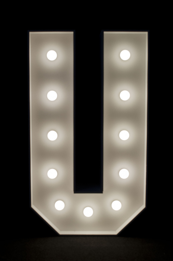 brandekor_stojace_litery_cyfry_swiecace_zarowki_LED_U_5028_2000px