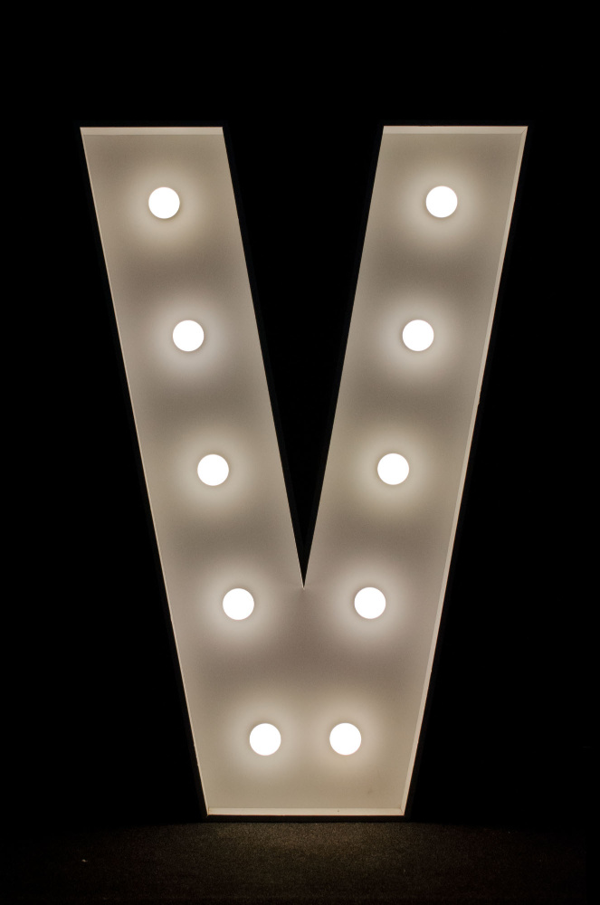 brandekor_stojace_litery_cyfry_swiecace_zarowki_LED_V_5049_2000px