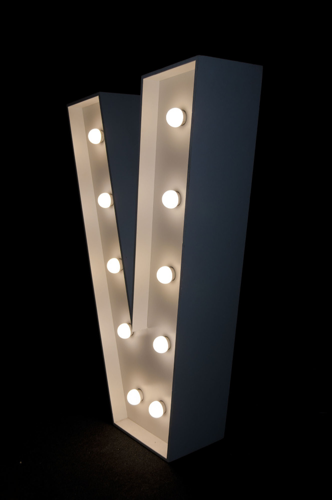 brandekor_stojace_litery_cyfry_swiecace_zarowki_LED_V_5050_2000px