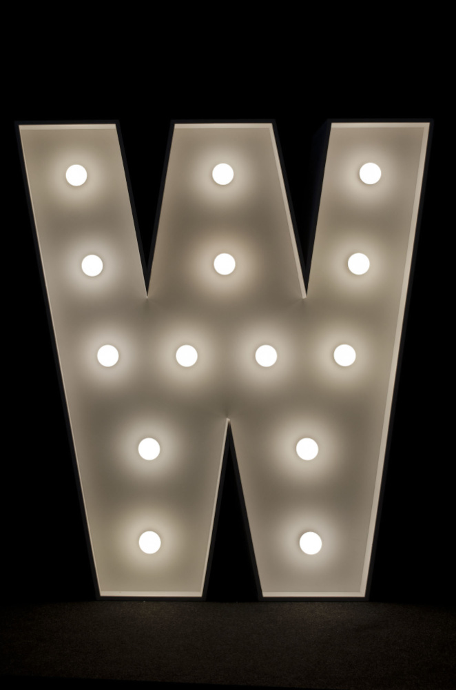 brandekor_stojace_litery_cyfry_swiecace_zarowki_LED_W_4909_2000px