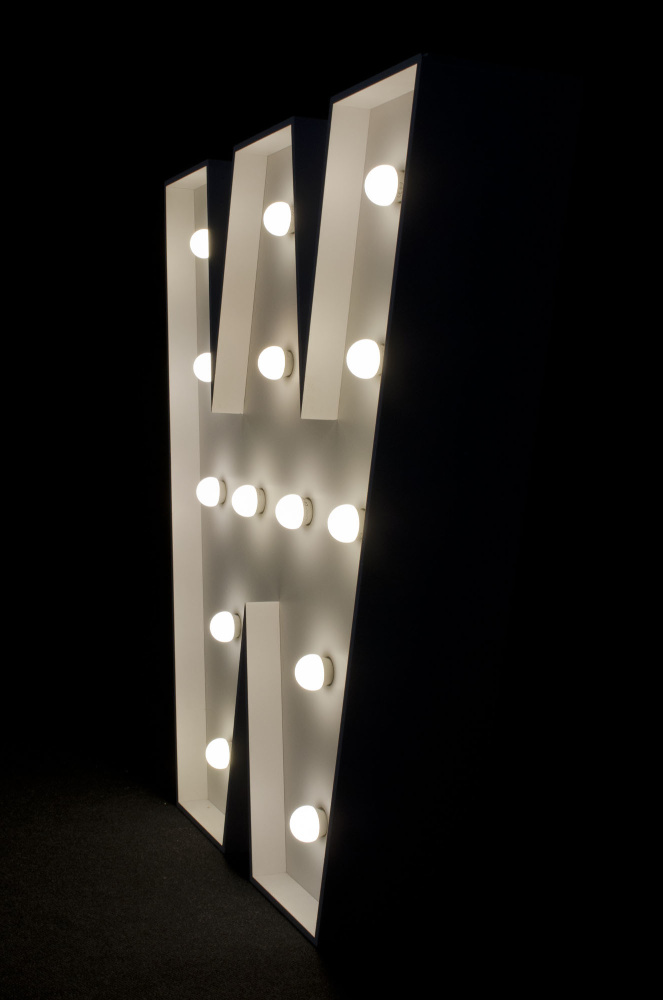 brandekor_stojace_litery_cyfry_swiecace_zarowki_LED_W_4910_2000px