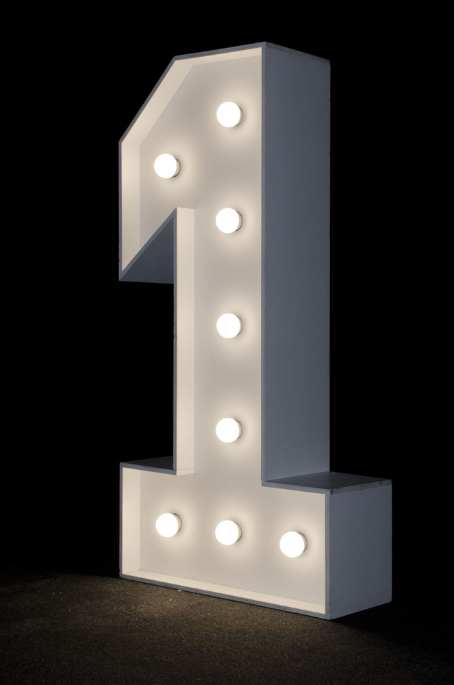 brandekor_stojace_litery_cyfry_swiecace_zarowki_LED__4981