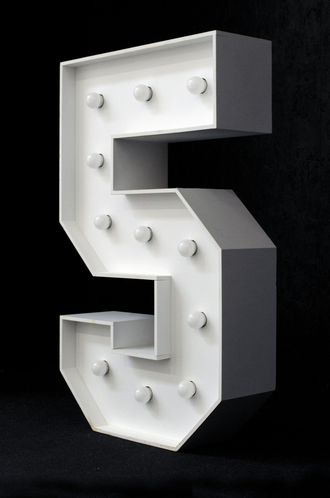 brandekor_stojace_litery_cyfry_swiecace_zarowki_LED_cyfra_5_na_urodziny_4994