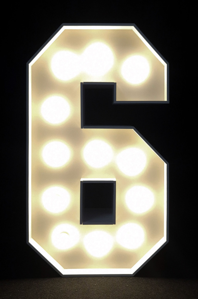 brandekor_stojace_litery_cyfry_swiecace_zarowki_LED_cyfra_6_na_urodziny_123758