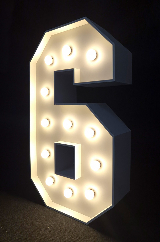 brandekor_stojace_litery_cyfry_swiecace_zarowki_LED_cyfra_6_na_urodziny_123818