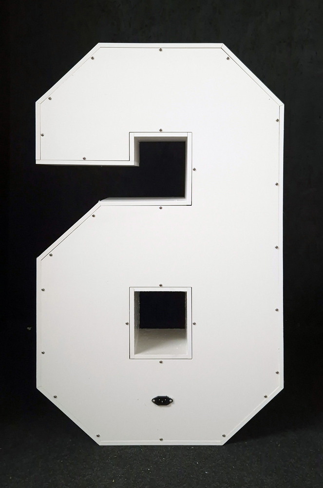 brandekor_stojace_litery_cyfry_swiecace_zarowki_LED_cyfra_6_na_urodziny_123957