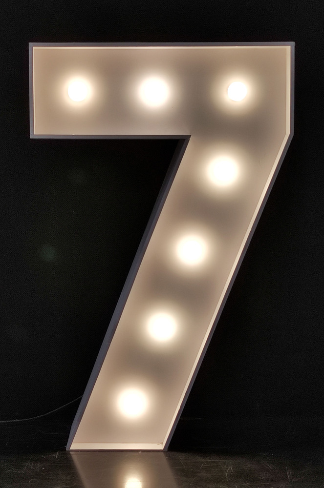 brandekor_stojace_litery_cyfry_swiecace_zarowki_LED_cyfra_6_na_urodziny_131539