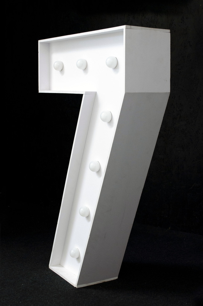 brandekor_stojace_litery_cyfry_swiecace_zarowki_LED_cyfra_6_na_urodziny_4961