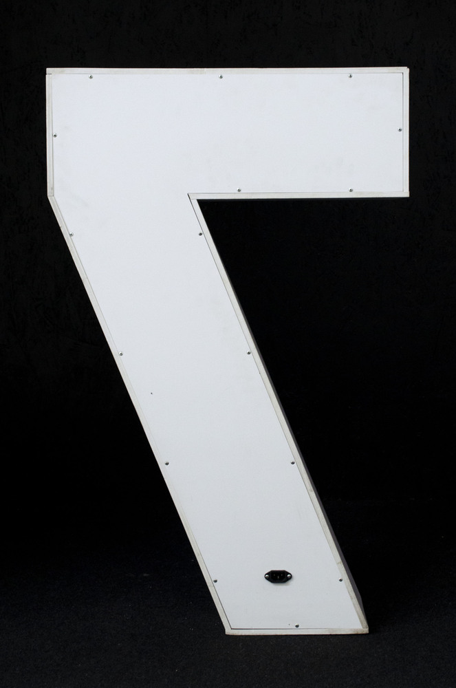 brandekor_stojace_litery_cyfry_swiecace_zarowki_LED_cyfra_6_na_urodziny_4962