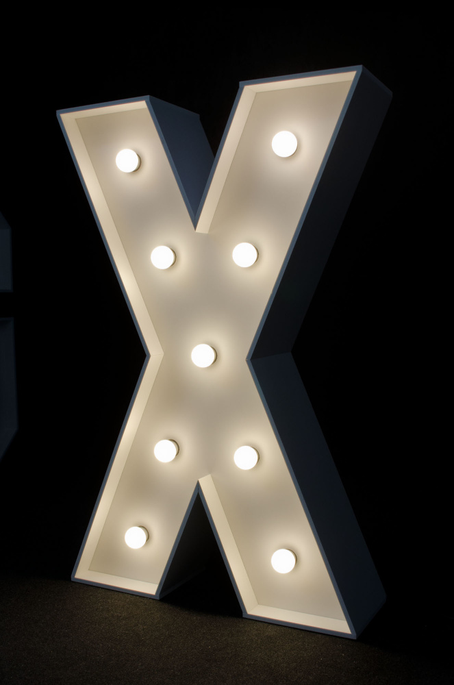 brandekor_stojace_litery_cyfry_swiecace_zarowki_LED_x_5267_2000px