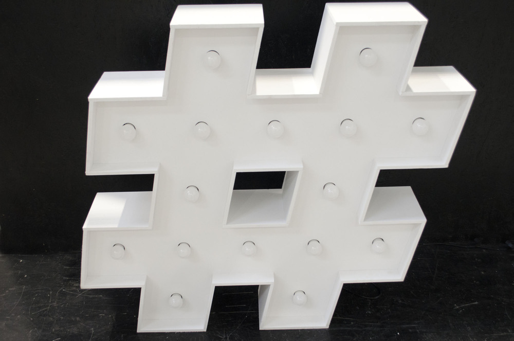 brandekor_stojace_litery_cyfry_swiecace_zarowki_LED_znak #_3072_2000px