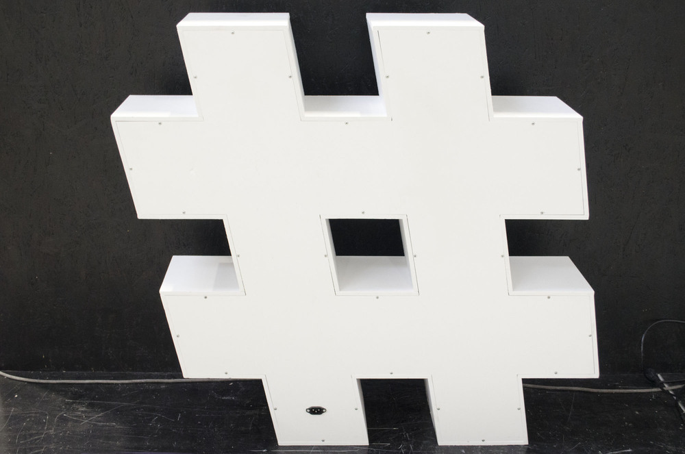 brandekor_stojace_litery_cyfry_swiecace_zarowki_LED_znak #_3075_2000px