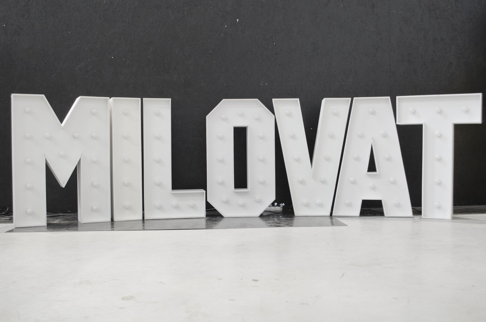 brandekor_stojace_litery_z_zarowkami_dekoracja_na_wesele_MILOVAT_3528