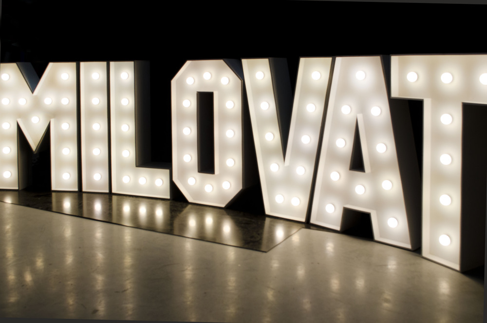 brandekor_stojace_litery_z_zarowkami_dekoracja_na_wesele_MILOVAT_3532