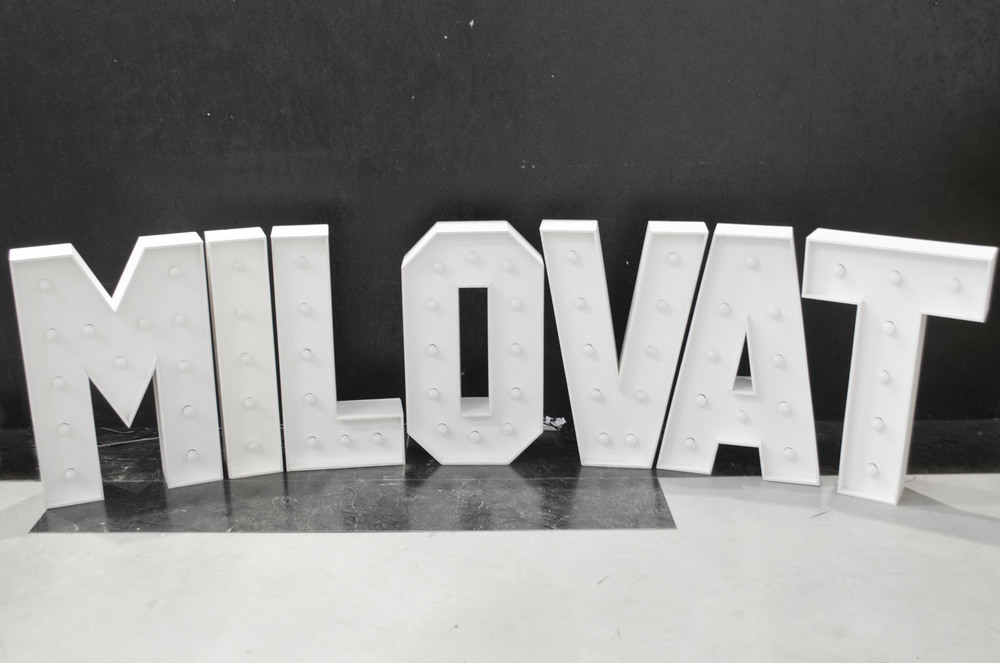 brandekor_stojace_litery_z_zarowkami_dekoracja_na_wesele_MILOVAT_3543