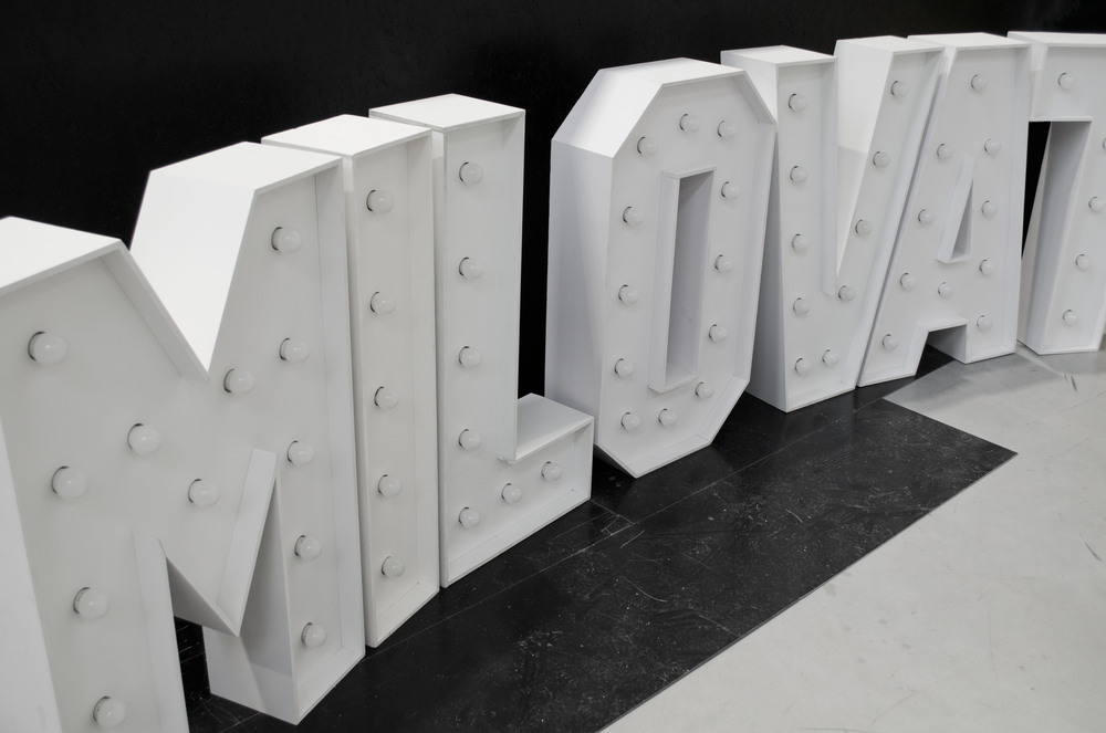 brandekor_stojace_litery_z_zarowkami_dekoracja_na_wesele_MILOVAT_3547