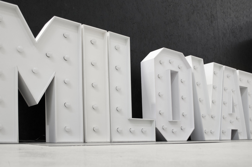 brandekor_stojace_litery_z_zarowkami_dekoracja_na_wesele_MILOVAT_3552