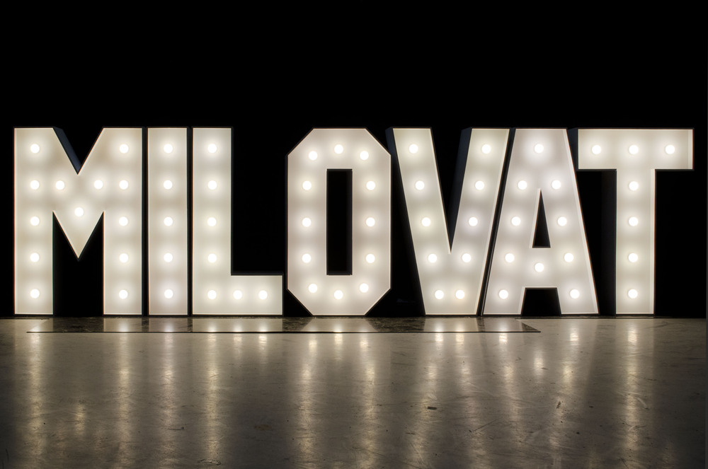 brandekor_stojace_litery_z_zarowkami_dekoracja_na_wesele_MILOVAT_3557