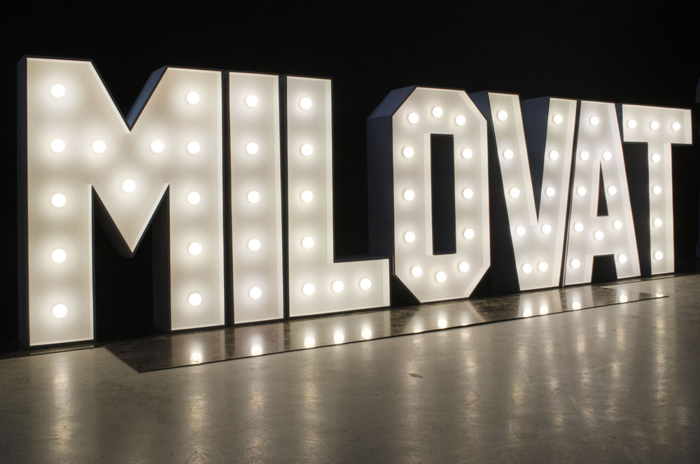 brandekor_stojace_litery_z_zarowkami_dekoracja_na_wesele_MILOVAT_3560_2000px