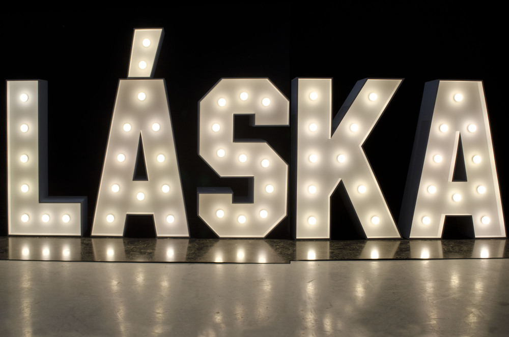 brandekor_stojace_litery_z_zarowkami_dekoracja_na_wesele_láska_3562_2000px