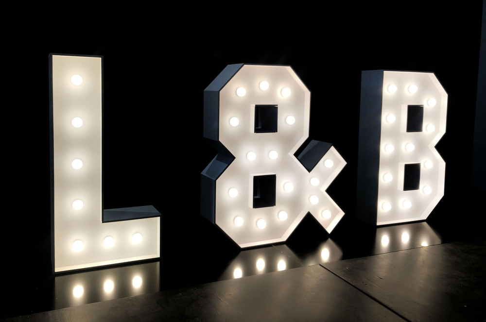 brandekor_swiecace_litery_z_zarowkami_literowe_dekoracje_na_wesele_inicjaly_&_3487_2000px