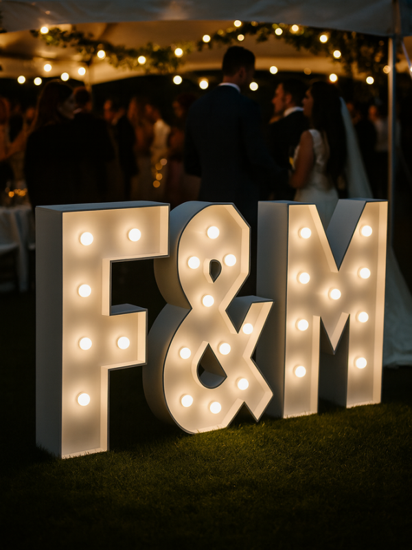Písmeno F – svíticí dekorace LED s žárovkami na akce a svatby