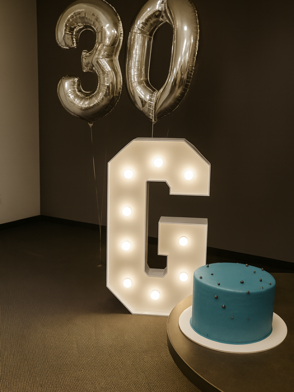 Písmeno G – svíticí dekorace LED s žárovkami na akce a svatby