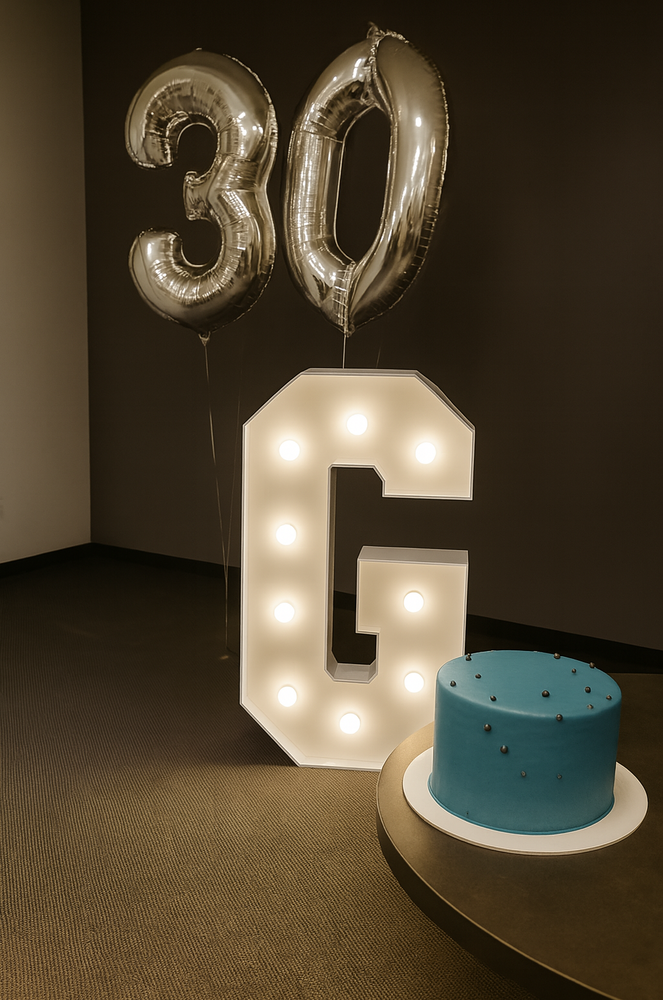 Písmeno G – svíticí dekorace LED s žárovkami na akce a svatby