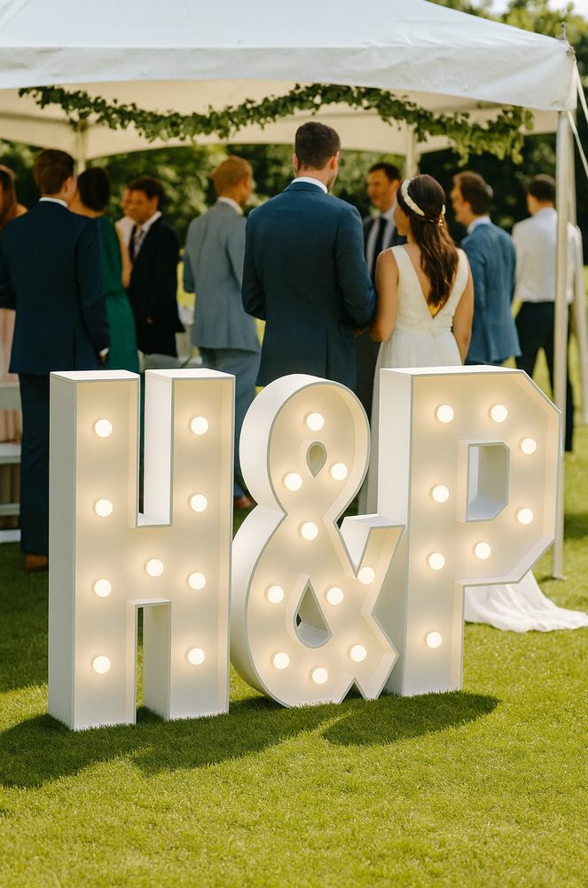 Písmeno H – svíticí dekorace LED s žárovkami na akce a svatby