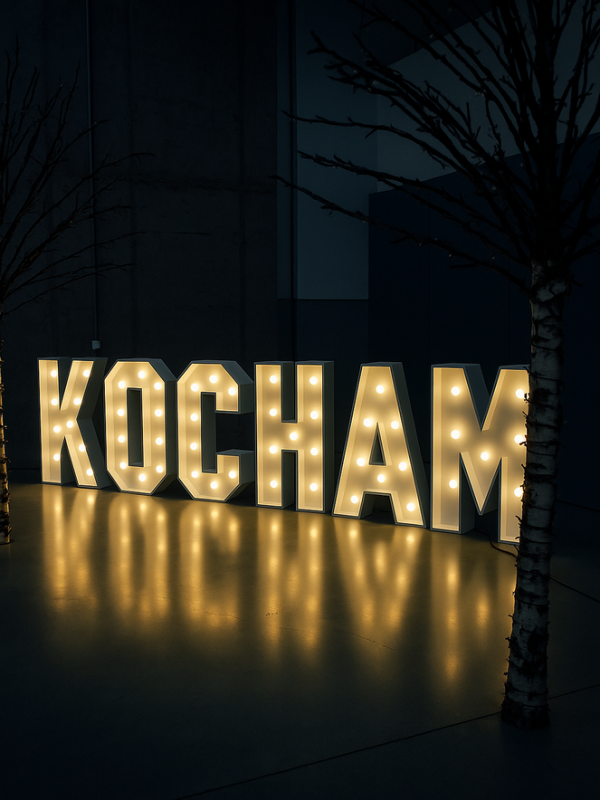 Písmeno K – svíticí dekorace LED s žárovkami na akce a svatby