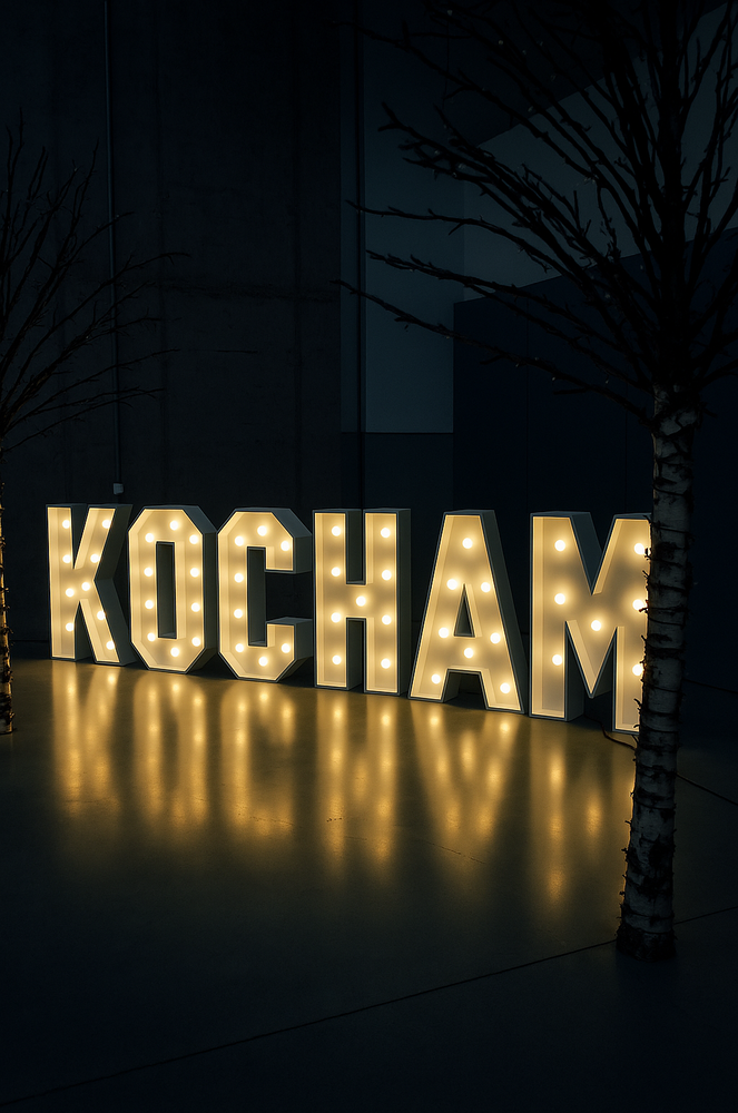 Písmeno K – svíticí dekorace LED s žárovkami na akce a svatby