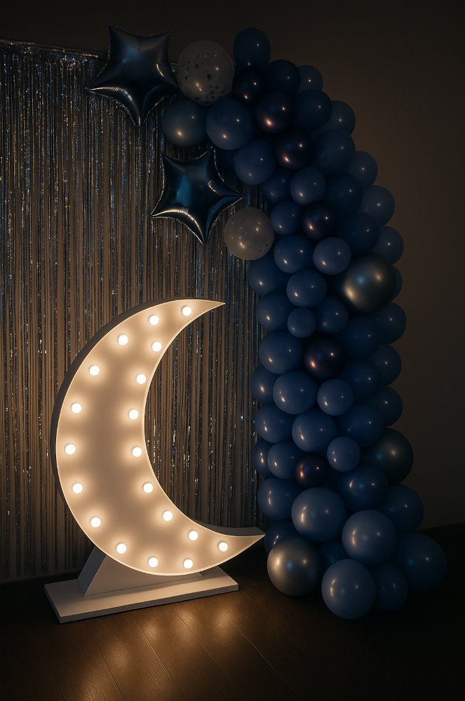 Bílý znak „Měsíc“ ve stylu RETRO (s žárovkami).