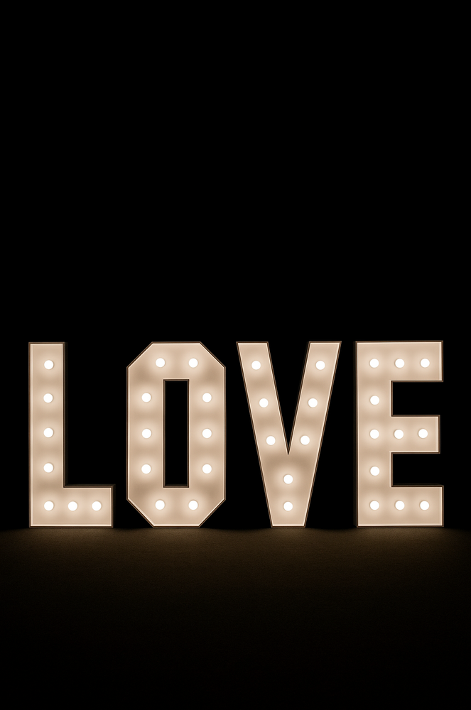 Písmeno V – svíticí dekorace LED s žárovkami na akce a svatby