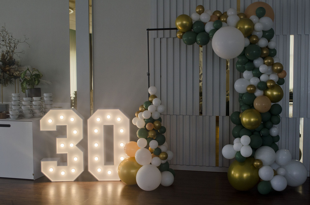 literowelove_cyfry_30_na_wynajem_urodziny_prezent_cyfry_z_zarowkami_2028