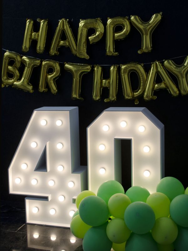 Číslice 4 – svíticí dekorace LED s žárovkami na narozeniny, výročí a eventy