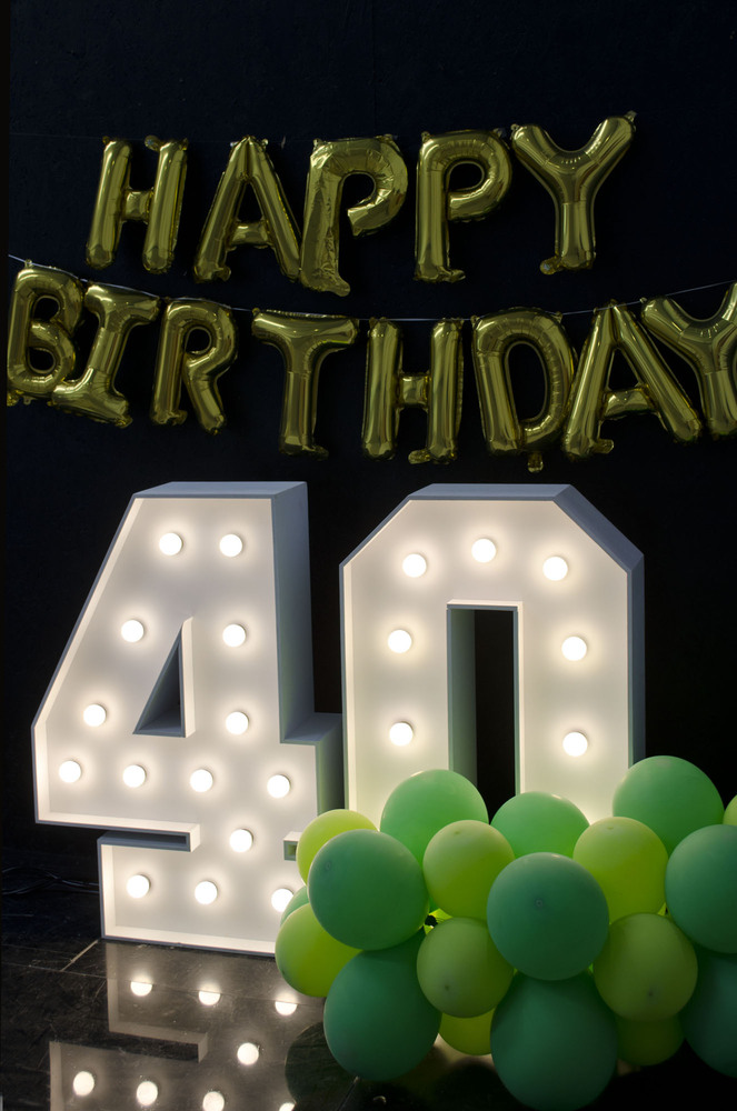 Číslice 4 – svíticí dekorace LED s žárovkami na narozeniny, výročí a eventy