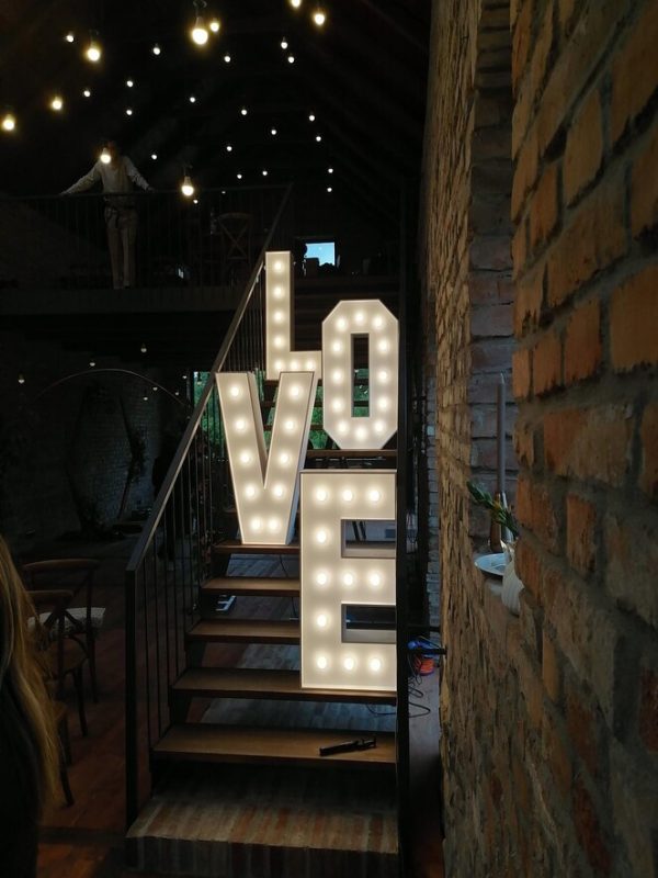 Písmeno L – svíticí dekorace LED s žárovkami na akce a svatby