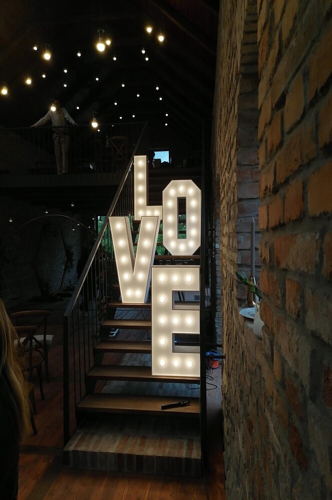 Písmeno L – svíticí dekorace LED s žárovkami na akce a svatby