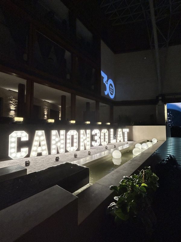 Písmeno C – svíticí dekorace LED s žárovkami na akce a svatby