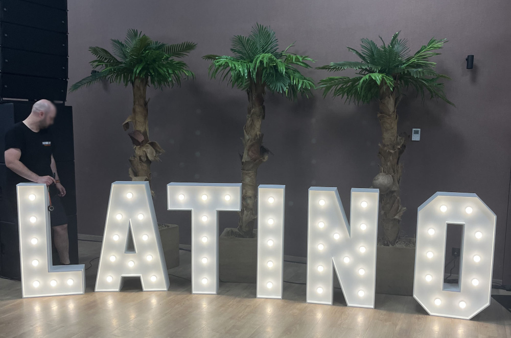 literowelove_najem_liter3D_żarówki_stojacynapis_LATINO_festiwal_event_dekoracjaeventowa_7865_2000px