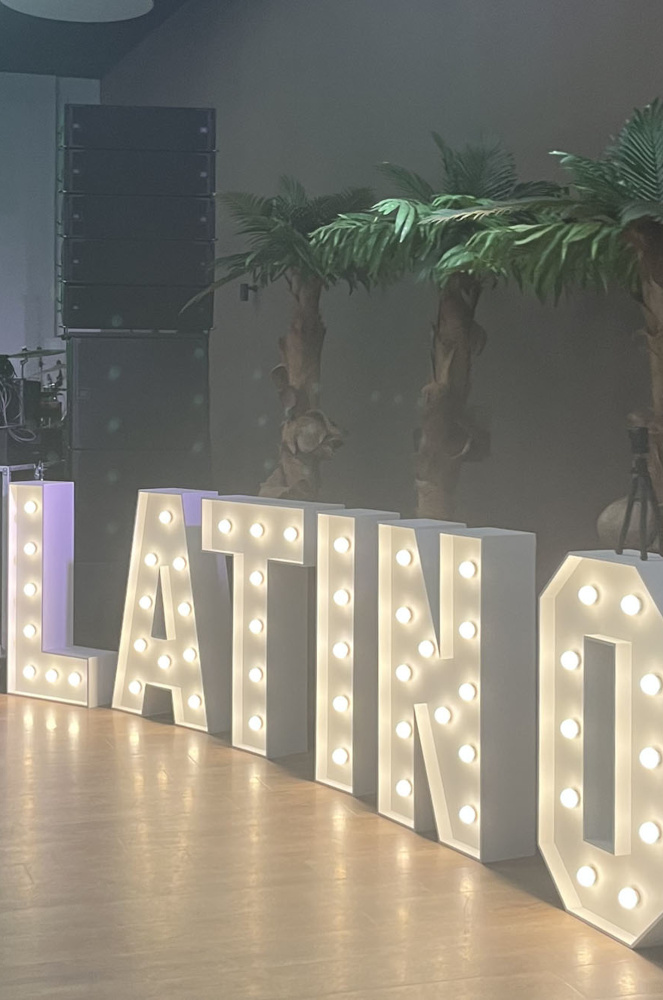 Písmeno T – svíticí dekorace LED s žárovkami na akce a svatby