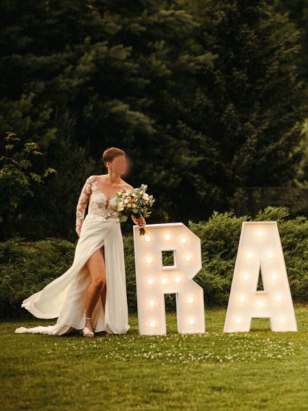 Písmeno R – svíticí dekorace LED s žárovkami na akce a svatby