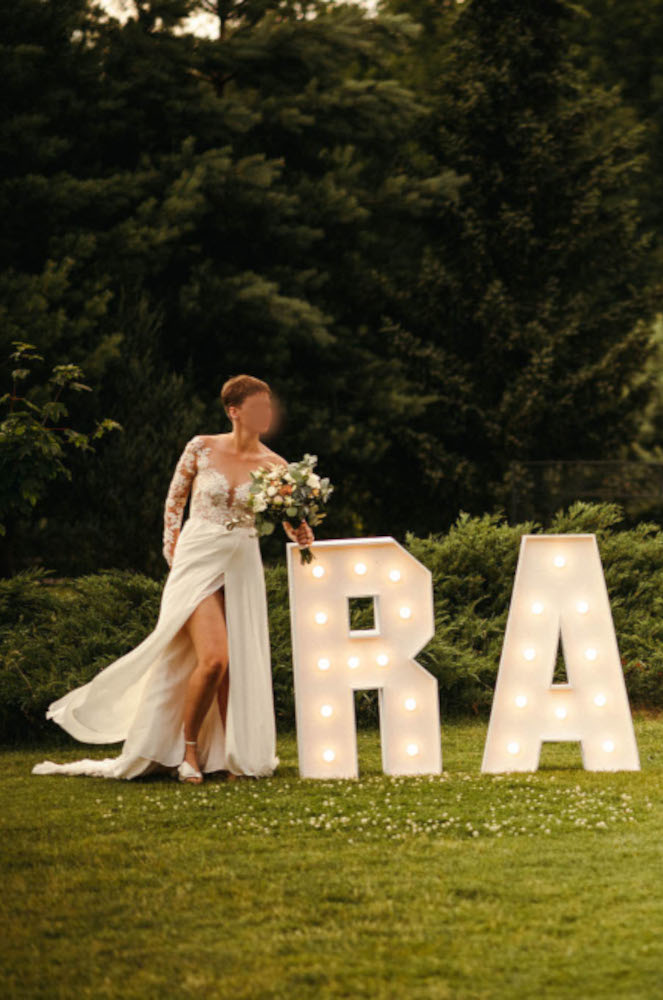 Písmeno R – svíticí dekorace LED s žárovkami na akce a svatby