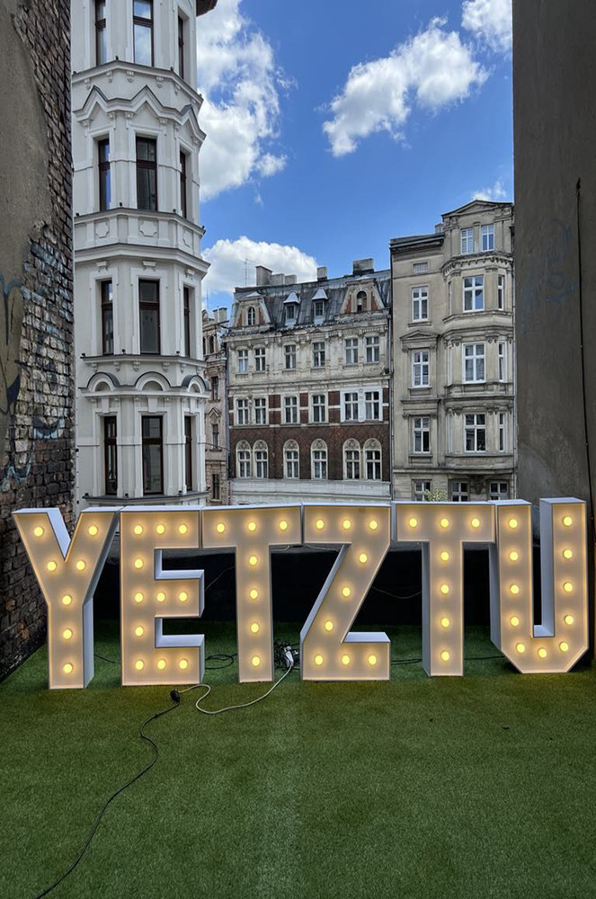 literowelove_podswietlanynapis_literyzzarowkami_restauracja_dekoracjanaotwarcie_YETZTU_2024