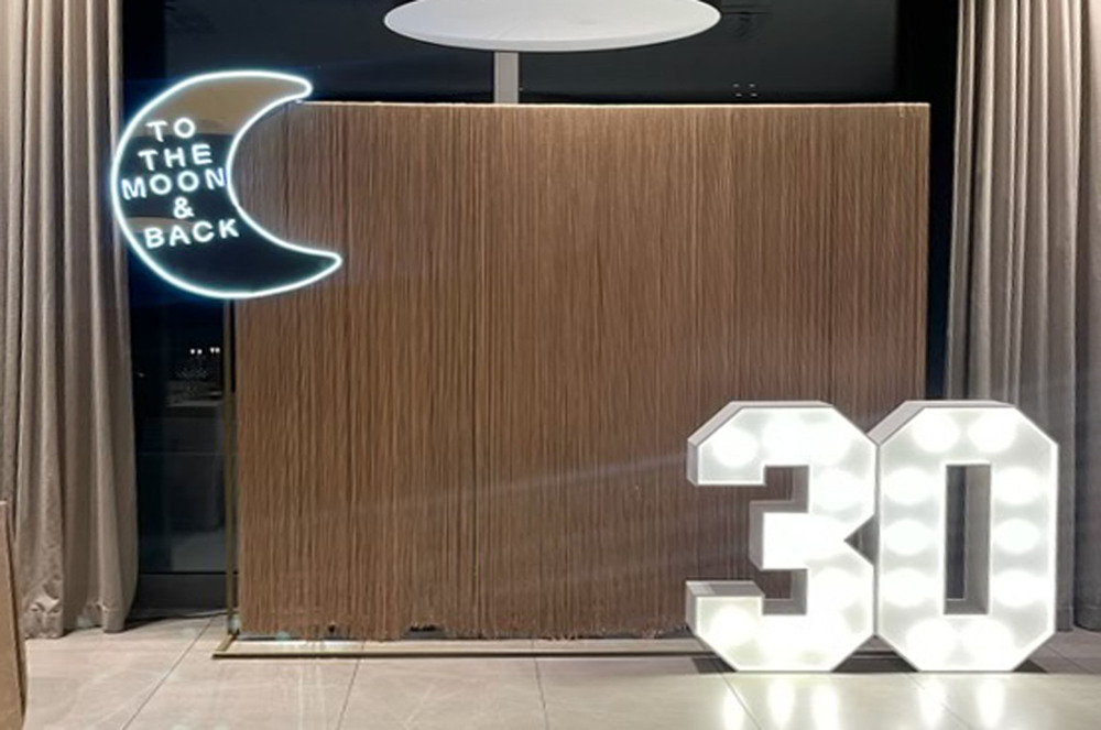 literowelove_stojace_cyfry_z_zarowkami_urodziny_dekoracja_30_restauracja_7061